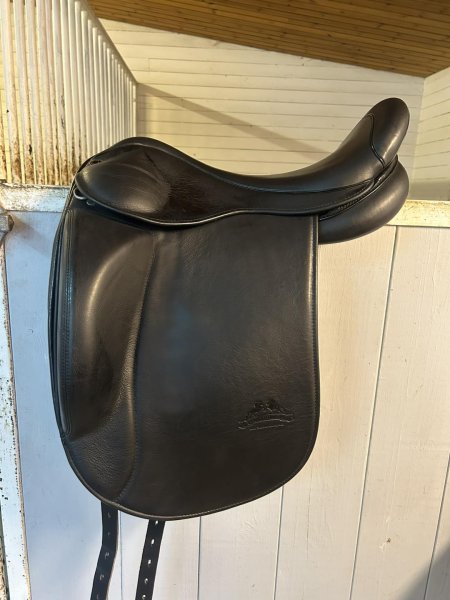 Zoom bild av töltrider islandshästsadel